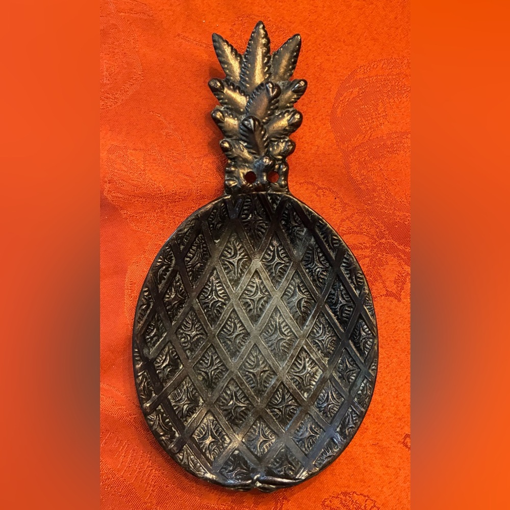 🍍Handcrafted Pineapple Wall Dish – Embossed Metal Hospitality Symbol